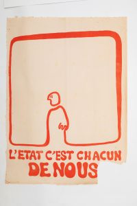 Mai 68 – L’État, c’est chacun de nous  Affiche originale réalisée en sérigraphie couleur orange. École Nle Supérieure des Beaux-Arts, toute sa marge non coupée, traces de plis, manque le coin inférieur droit. Non entoilée  59X42,5 cm