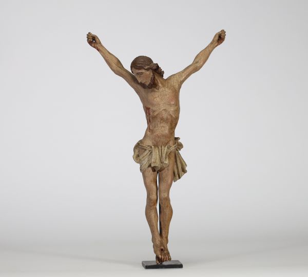 Christ en bois sculpté et polychrome, fin XVIIIe – début XIXe siècle Représentation du Christ en croix, sculpté en ronde-bosse, tête inclinée, périzonium symétrique et pieds croisés.