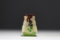 Le Verre Français - Vase en verre multicouche dégagé à l'acide à motif floral géométrique, non signé.
