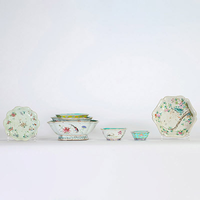 Lot de sept récipients en porcelaine de Chine famille rose à décor polychrome de fleurs, oiseaux et papillons, XIXe siècle.