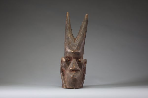 Afrique RDC - Masque en bois sculpté, perles et cauris, début XXème.