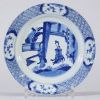 Assiette en porcelaine de Chine bleu blanc à décor de femmes au jardin, XVIIIe siècle Porcelaine fine à décor peint en bleu sous couverte représentant une scène animée dans un jardin avec trois figures féminines Marque apocryphe au revers en caractères kaishu : 