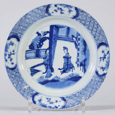 Assiette en porcelaine de Chine bleu blanc à décor de femmes au jardin, XVIIIe siècle Porcelaine fine à décor peint en bleu sous couverte représentant une scène animée dans un jardin avec trois figures féminines Marque apocryphe au revers en caractères kaishu : 