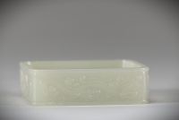 Élégant pot rectangulaire en jade blanc finement sculpté de dragons sinueux, Chine, dynastie Qing, XIXe siècle