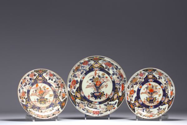 Chine - Ensemble de trois assiettes en porcelaine polychrome à décor Imari.