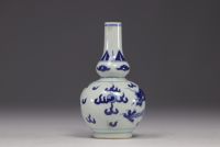 Chine - vase en porcelaine blanche et bleue à décor de 