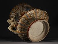 Villeroy & Boch  Mettlach - Imposante et rare jardinière en céramique à décor de personnages sur sa sellette en acajou. Vers 1900.