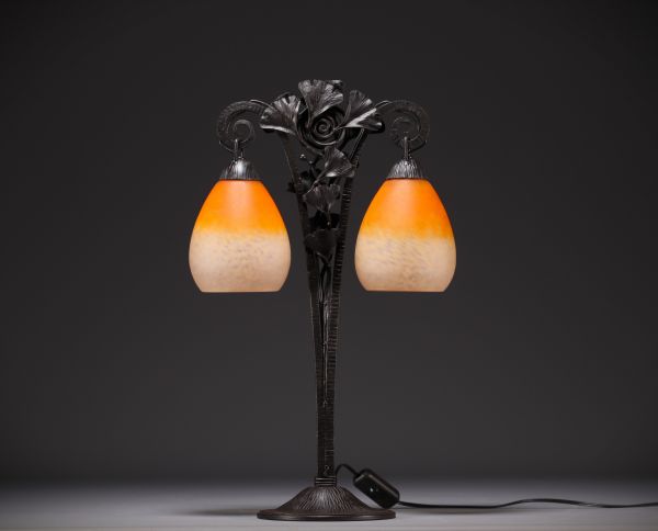 Charles SCHNEIDER (1881-1953) - Lampe de table en verre nuancé, pied en fer forgé à décor de Ginkgo biloba.