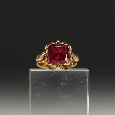 Bague en or 18k et Rubellite ou Rubis (à vérifier) de forme coussin.