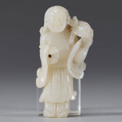 Chine - Sculpture en jade blanc d'un personnage portant un animal sur son épaule, travail du XVIIIe siècle.