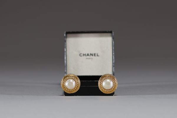 Chanel - Boucles d'oreilles clip en métal doré serties de demis 