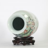Vase balustre en porcelaine émaillée de la famille rose Chine, dynastie Qing,  fin XIXe siècle.