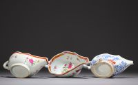 Chine - Ensemble de trois saucières en porcelaine, une blanc bleu et deux famille rose, époque XVIIIème.