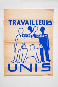 Mai 68 – Travailleurs français immigrés tous unis  Affiche originale réalisée en sérigraphie couleur bleu. Cachet École Nle Supérieure des Beaux-Arts, toute sa marge non coupée, traces de plis, sujet intact, petites déchirures dans les marges . Non entoilée  116,5X85 cm