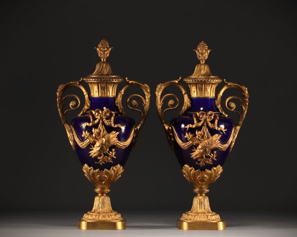 Paire de vases couverts de style Louis XVI en porcelaine 