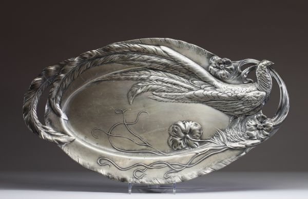 Plateau Art Nouveau au faisan en étain, vers 1900.