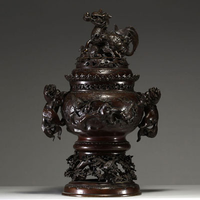 Japan - Imposing bronze perfume burner decorated with birds in relief, handles depicting chilong, lid surmounted by a dragon, 19th century.