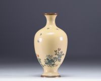 Japon - Ensemble de trois vases en émail cloisonné.
