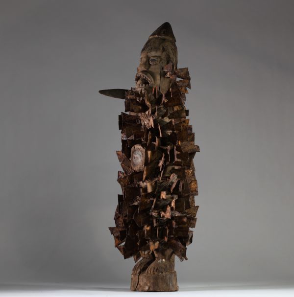 Ancienne figure de pouvoir Nkisi Nkondi Kongo ( Yombe), région du Mayombe forestier, entre Boma (RDC), Ngoyo et Cabinda, RD Congo. La figure, taillée dans un bois ancien à patine profonde, se tient debout, dans une posture frontale autoritaire. Dotée de tous les attributs d'efficacité magique (bilongo en verre, yeux en verre, couteau, coiffe conique, clous de fer, bouche ouverte), il incarne la pu