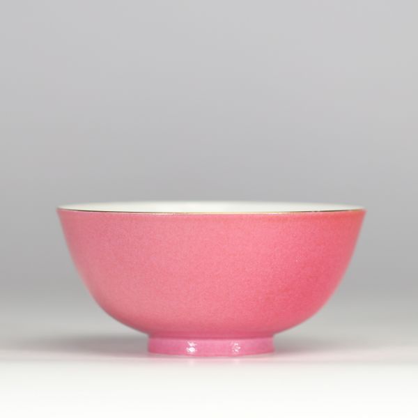 Bol en porcelaine de Chine à fond rose uni, intérieur blanc, marque apocryphe Qianlong
