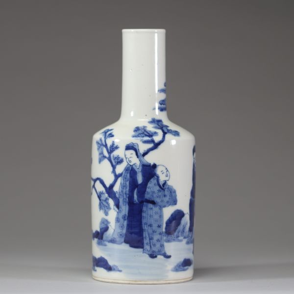 Chine – Vase bouteille en porcelaine bleu blanc, décor de lettrés et d’un dignitaire accompagné de son cheval, sous les pins et les nuages stylisés, marque double cercle sous la base, période Qing, XI