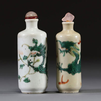 Chine - Ensemble de deux tabatières en porcelaine polychrome à décor de dragons, XIXème, marque sous les pièces.