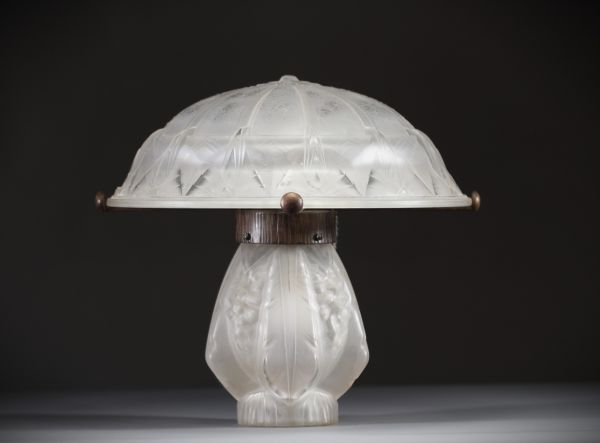 MULLER Frères Lunéville - Lampe de table Art Déco, pied et coupole en verre moulé pressé stylisé, double éclairage, signée Muller Frères Lunéville.