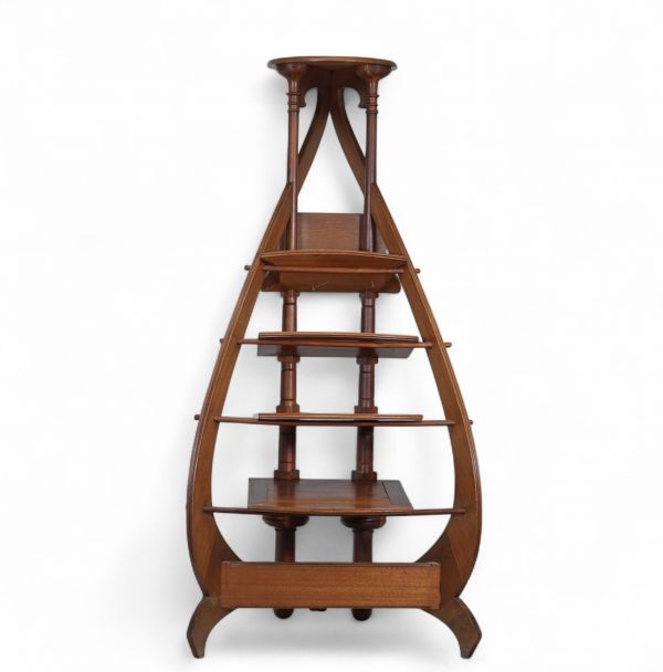 Paul Hankar (1859-1901) – Attribué à Rare porte-partition / sellette en acajou – Travail Art nouveau  Cette pièce unique, à mi-chemin entre le porte-partition et la sellette, est attribuée à Paul Hankar, figure majeure de l’Art nouveau belge. Réalisée en acajou massif, essence précieuse prisée pour sa chaleur et sa densité, elle illustre à la perfection le raffinement sculptural et la maîtrise str