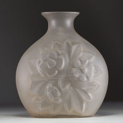 Charles CATTEAU (1880-1966) for Verrerie de Scailmont - Art Deco vase in pressed and satin-finished moulded glass, circa 1915-30, signed on the base.