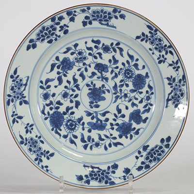 Assiette en porcelaine de Chine à décor floral en bleu sous couverte, époque Qianlong, XVIIIe siècle.
