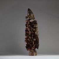 Ancienne figure de pouvoir Nkisi Nkondi Kongo ( Yombe), région du Mayombe forestier, entre Boma (RDC), Ngoyo et Cabinda, RD Congo. La figure, taillée dans un bois ancien à patine profonde, se tient debout, dans une posture frontale autoritaire. Dotée de tous les attributs d'efficacité magique (bilongo en verre, yeux en verre, couteau, coiffe conique, clous de fer, bouche ouverte), il incarne la pu
