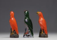 Chine - ensemble de trois perroquets en grès vernissé, dynastie Qing.