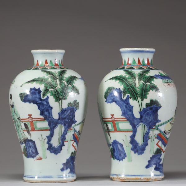 Paire de vases en porcelaine de la famille verte, décor de personnages dans un jardin, époque Kangxi