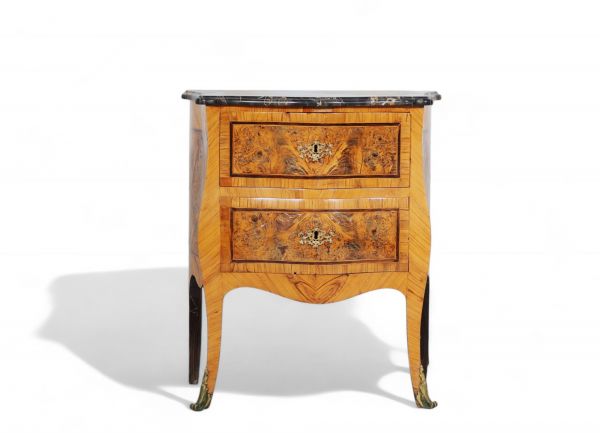 Petite commode en placage de bois de rose et loupe d'orme, plateau en marbre noir veiné, Italie.