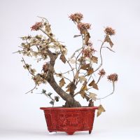 CHINE, FIN XVIIIe – DÉBUT XIXe SIÈCLE Paire de compositions florales en pierres dures dans des pots en laque cinnabar sculptée
