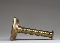 Bougeoir en bronze, fût torsadé, Flandres, XVIIème siècle, daté de 1674.