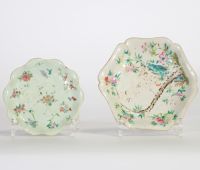 Lot de sept récipients en porcelaine de Chine famille rose à décor polychrome de fleurs, oiseaux et papillons, XIXe siècle.