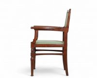 Georges Hobé (1854–1936) Fauteuil en acajou – Vers 1905 Modèle dérivé du prototype présenté à l’Exposition de Turin, 1902  Ce fauteuil en acajou de Georges Hobé, s’inscrit dans la lignée du mobilier présenté à l’Exposition internationale des arts décoratifs de Turin en 1902, événement fondateur pour la reconnaissance de l’Art nouveau belge sur la scène internationale. Il illustre à merveille l’est