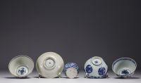 Chine - Ensemble de porcelaines blanc bleu à divers décors, marques au bleu sous les pièces.
