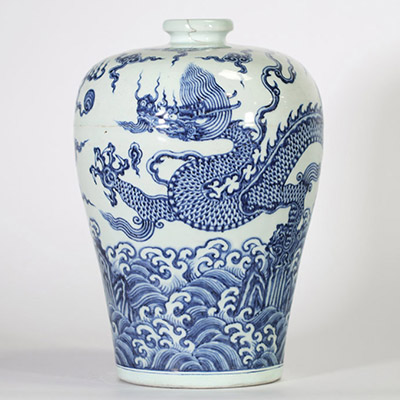Chine, époque Ming, vase de forme meiping en porcelaine bleu et blanc à décor de dragons évoluant parmi les nuées et les flots tumultueux.