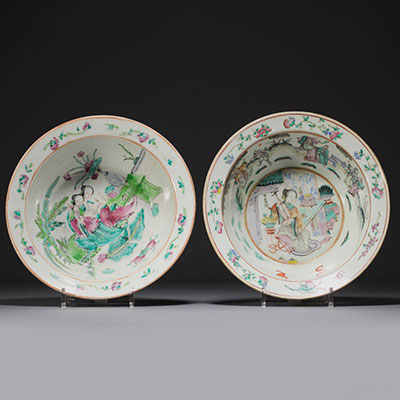 Chine - Paire de plats creux en porcelaine famille rose à décor de personnages, fleurs et chauve souris.