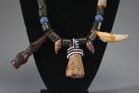 Afrique RDC - Collier de dignitaire Yaka composé de bois, de dents et de perles, 1ère moitié XXème.