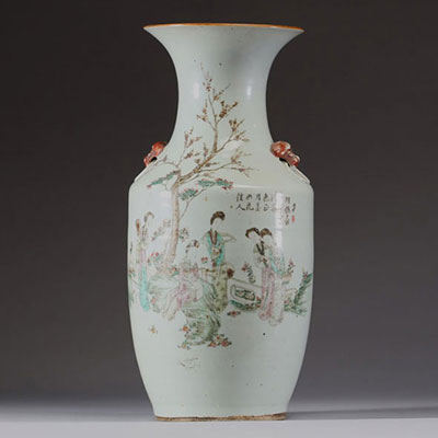 Chine - Vase en porcelaine à décor de courtisane, XIXe siècle.