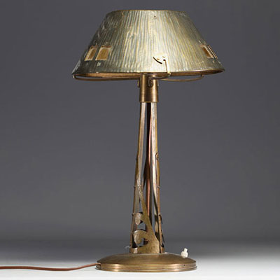 Art Nouveau Jugendstil brass and copper table lamp with hammered brass and glass shade, circa 1900.