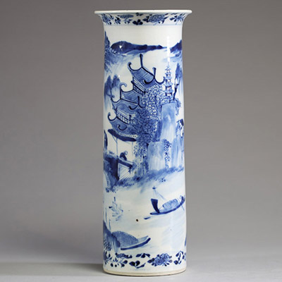 Chine - Vase cylindre en porcelaine blanc bleu à décor de personnages et pagodes dans un paysage arboré et montagneux.