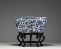 Chine - Jardinière en porcelaine blanc bleu à décor d'oiseaux et de fleurs.