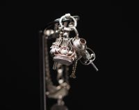 Magnifique grande chatelaine en argent, décorée de différentes breloques, poinçons des Pays-Bas et autres.