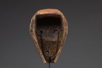 Afrique RDC - Masque Pendé Thangi en bois sculpté polychrome, Congo RDC, fin de 1ère moitié XXème.
