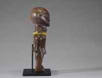 Afrique RDC - Statuette Luluwa ( Lulua) en bois et perles, Congo RDC, sur socle.