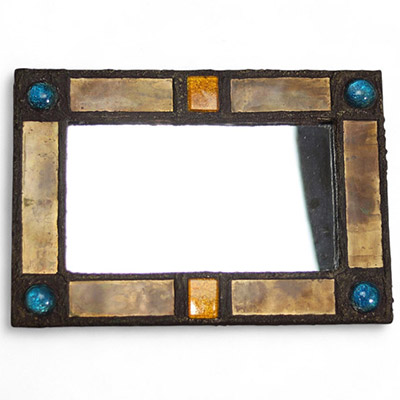 Irena JAWORSKA (1925-2021) Raffiné miroir rectangulaire en talosel, cuivre martelé et cabochons de résine colorée